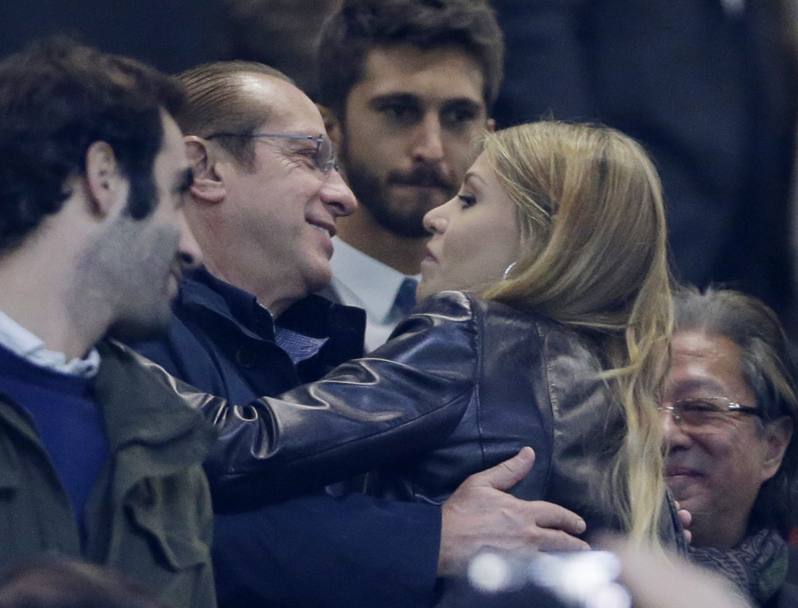 Abbraccio tra Paolo e Barbara Berlusconi. Ap